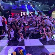 Profesor de baile dicra clases a personas de todas las edades